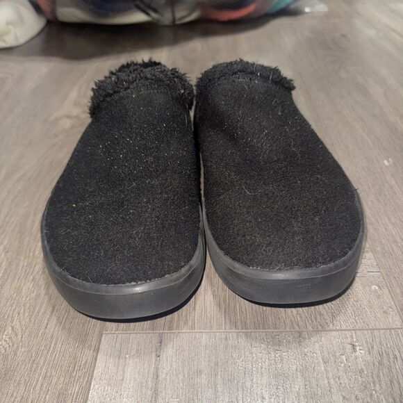 OOFOS Men's Black Slip-Ons with Vibrant Green Lining - Picture 2 of 7